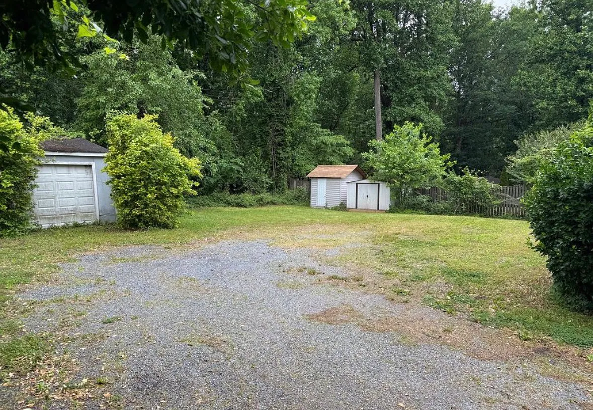 3 bed, 1300 sqft, $3,200 — Photo 3