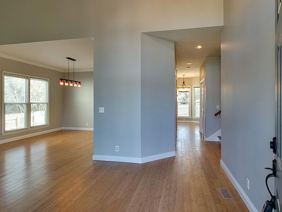 5th image of 824 Magnolia Ct E