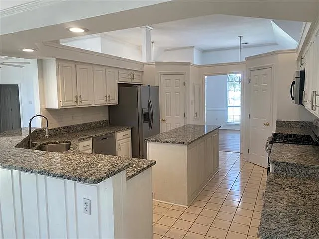 1373 Fairfield Dr — Photo 6