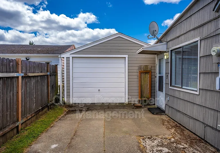 834 S 72nd St — Photo 37
