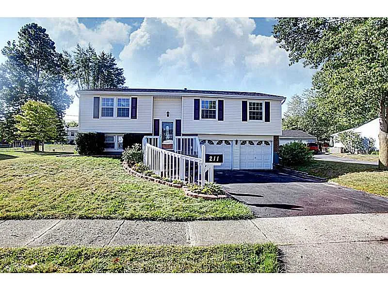 211 Brentwood Dr photo 1