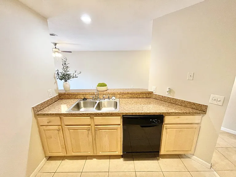 208 S Habana Ave — Photo 6