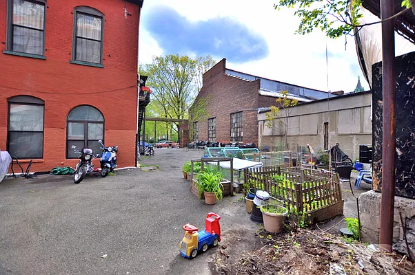 Rented by EXR | media 12