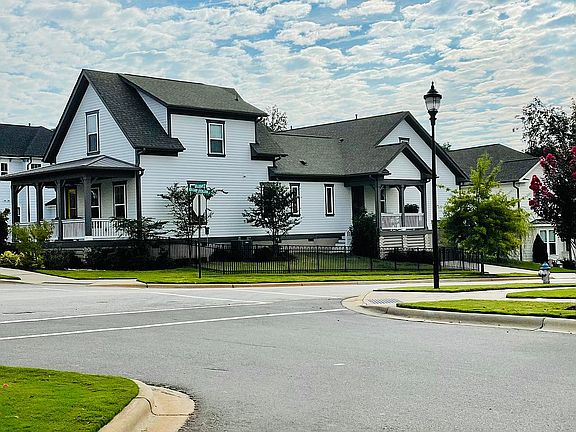 2nd image of 418 Luray Way
