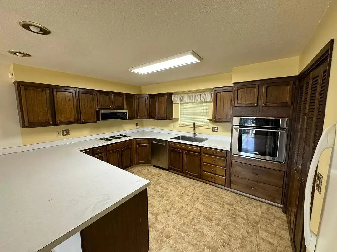 5 bed, 2458 sqft, $2,700 — Photo 4