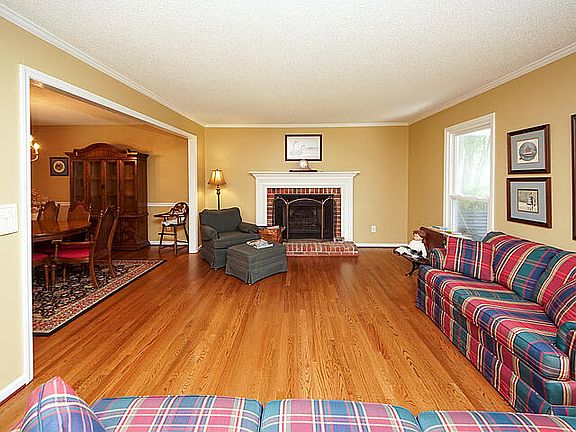5th image of 212 King Charles Cir