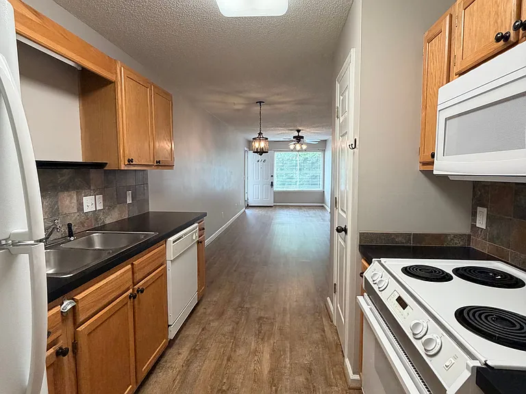 418 Westbrook Ct — Photo 14