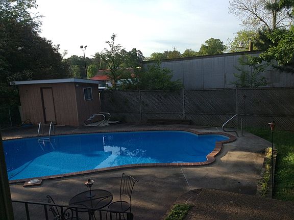 2nd image of 103 Dogwood Cir