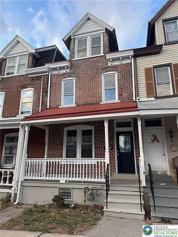 4 bed, 1.5 bath, 1626 sqft, $2,200 — Photo 1