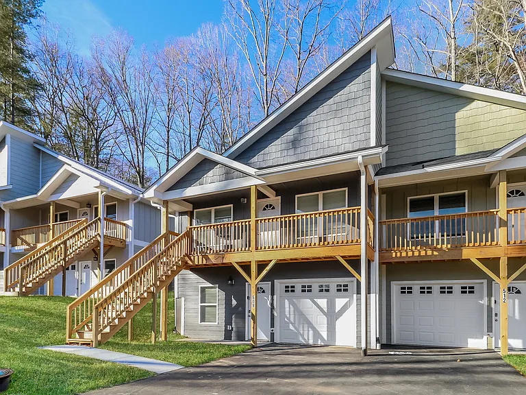 440 Little Sycamore Ln — Photo 3