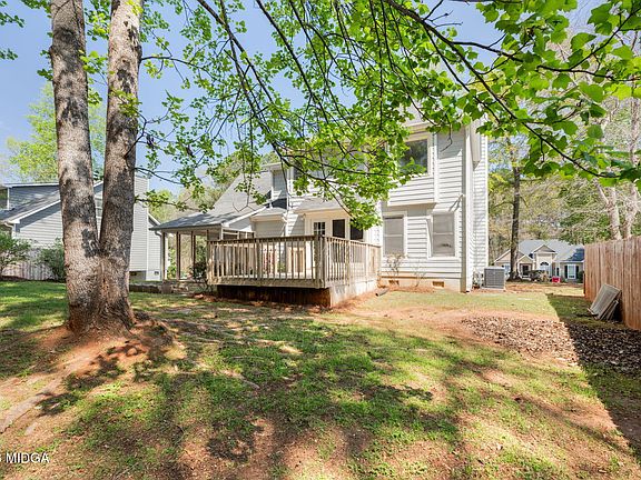 4th image of 220 Chadwick Cir