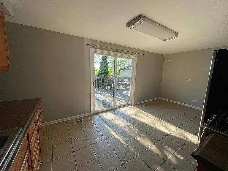 1210 Fairlane Dr — Photo 3