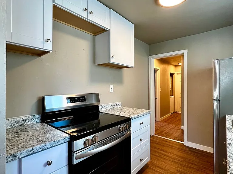 921 S 11th Ave — Photo 8