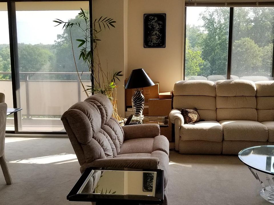 Beautiful condo with plenty of natural lighting! Gorgeous views!