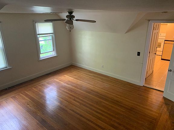4th image of 74 Auburn St