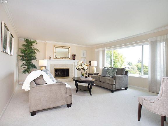 2nd image of 931 W Hillsdale Blvd