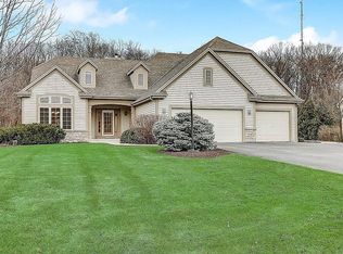 W221S4018 Crestview Dr, Waukesha, WI 53189