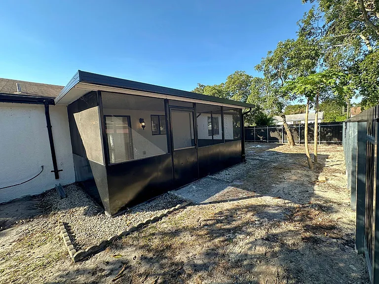1049 Grandview Cir — Photo 4