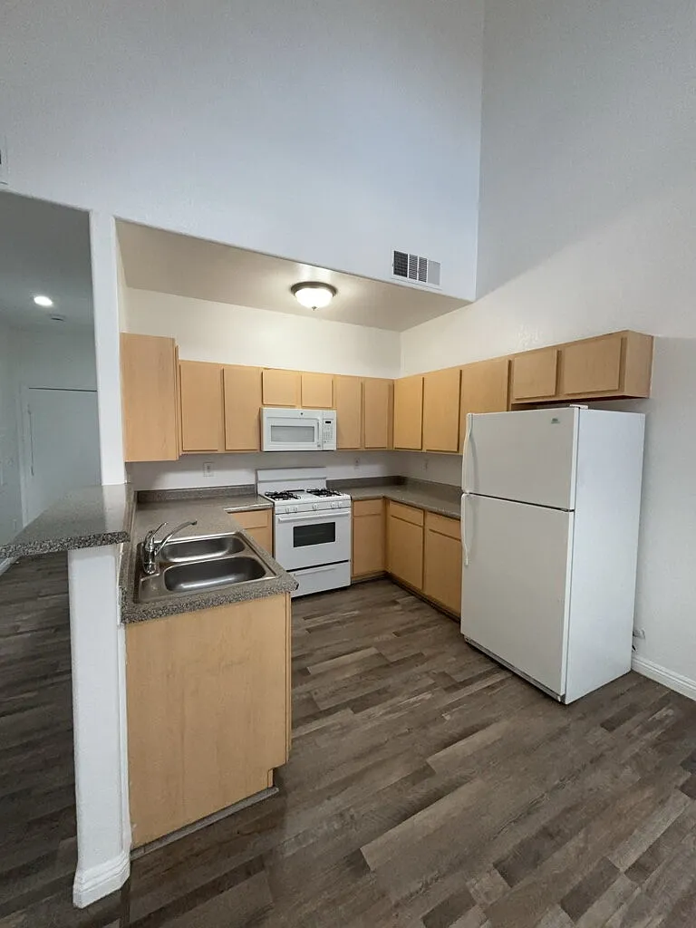 3 bed, 2.5 bath, 1302 sqft, $1,650 — Photo 4