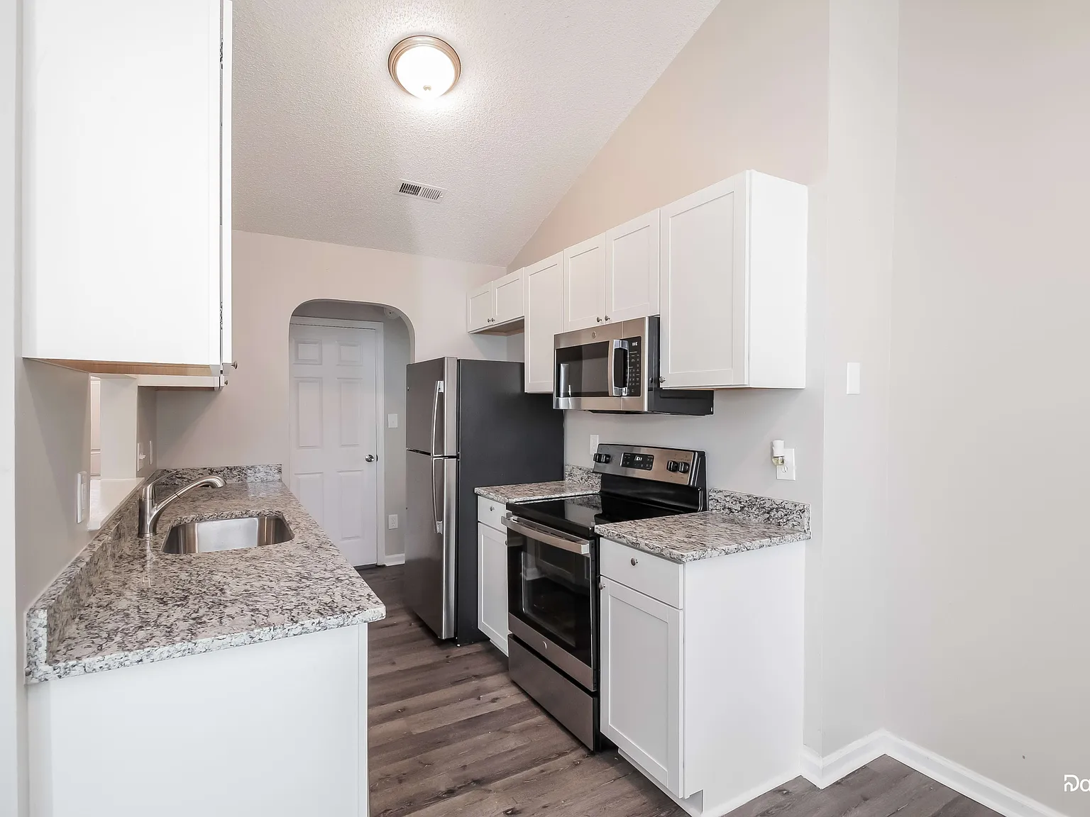3 bed, 2.0 bath, 1054 sqft, $1,645 — Photo 3