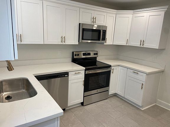 2nd image of 620 Fern St #620
