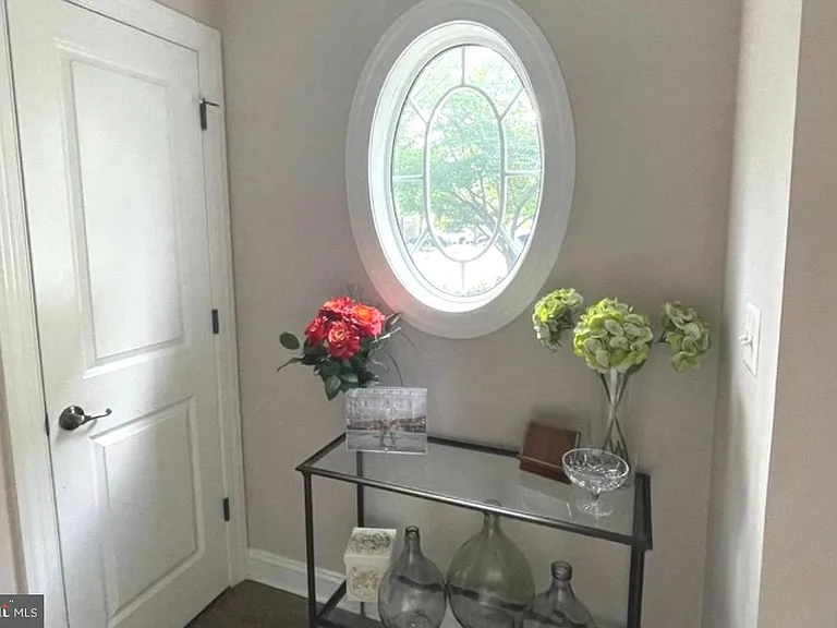 202 Cobblestone Dr — Photo 2