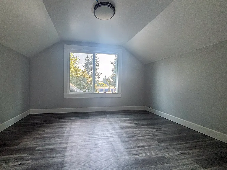 235 SE Lechner St — Photo 35