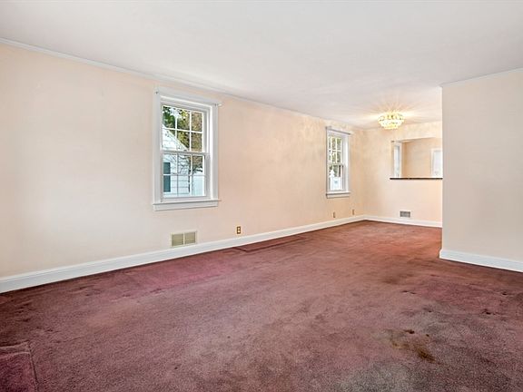 3rd image of 11 Elmwood Cir