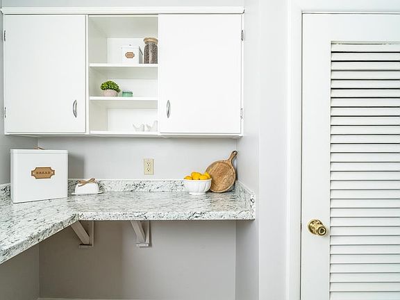 4th image of 2515 S Sharlaine Dr