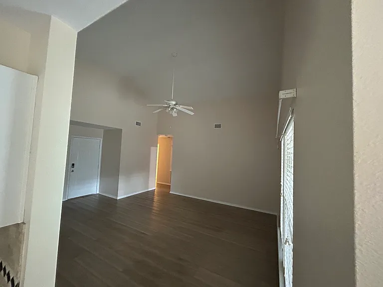 104 Breezy St — Photo 2