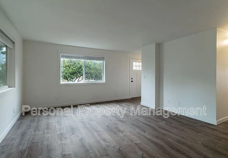 4325 E 17th St #1 — Photo 4