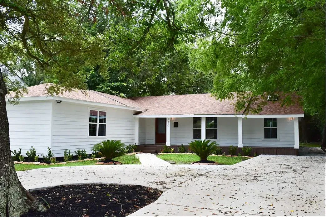 5 bed, 2327 sqft, $4,400 — Photo 1