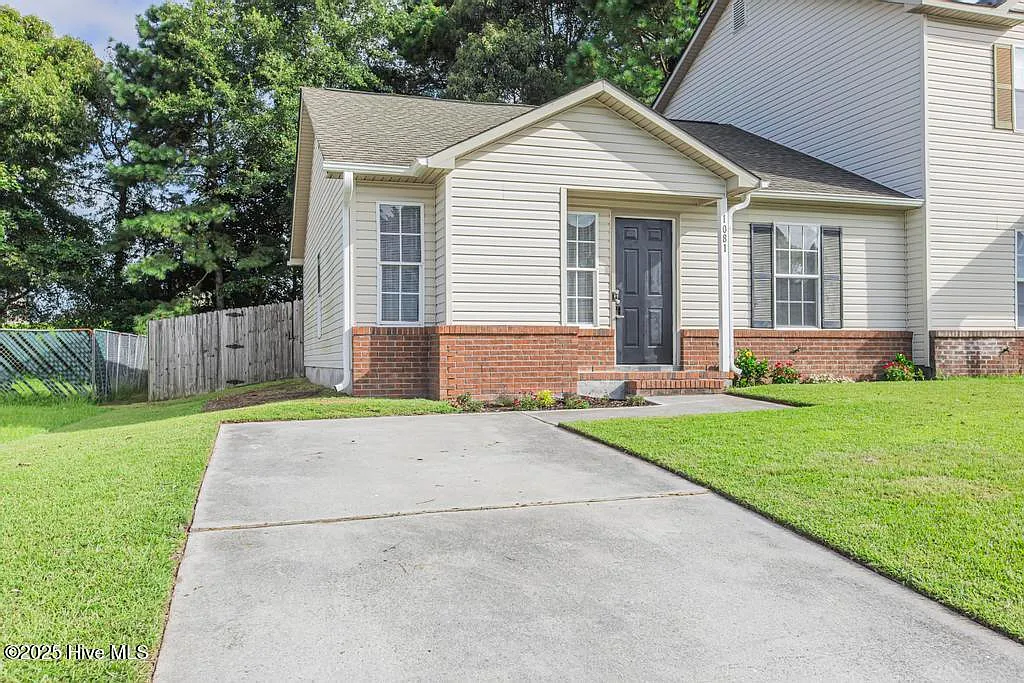 2 bed, 2.0 bath, 882 sqft, $1,300 — Photo 1