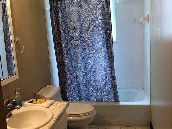 5th image of 617-621 N Sherry Dr