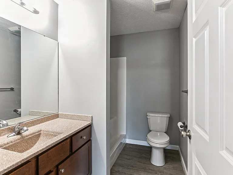 Lake Point Apartments — Photo 43