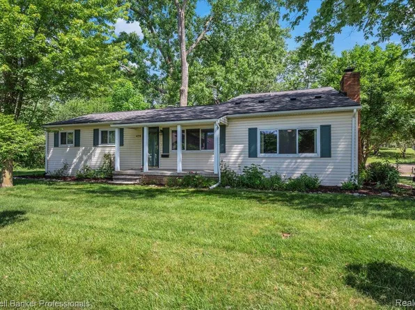 470 Oak Grove Dr, Lake Orion, MI 48362
