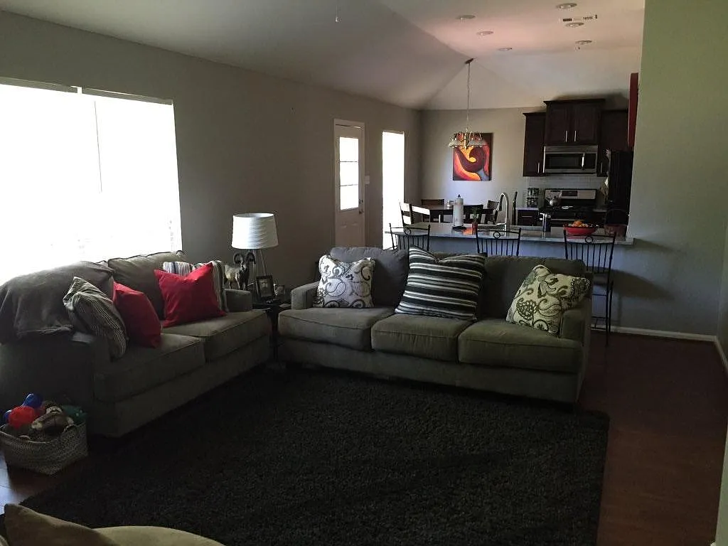 3 bed, 1300 sqft, $1,650 — Photo 2
