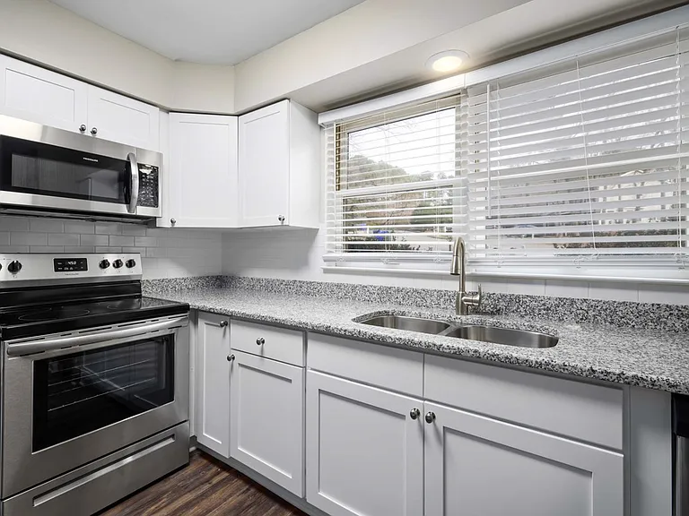 Sunstone Apartments — Photo 30