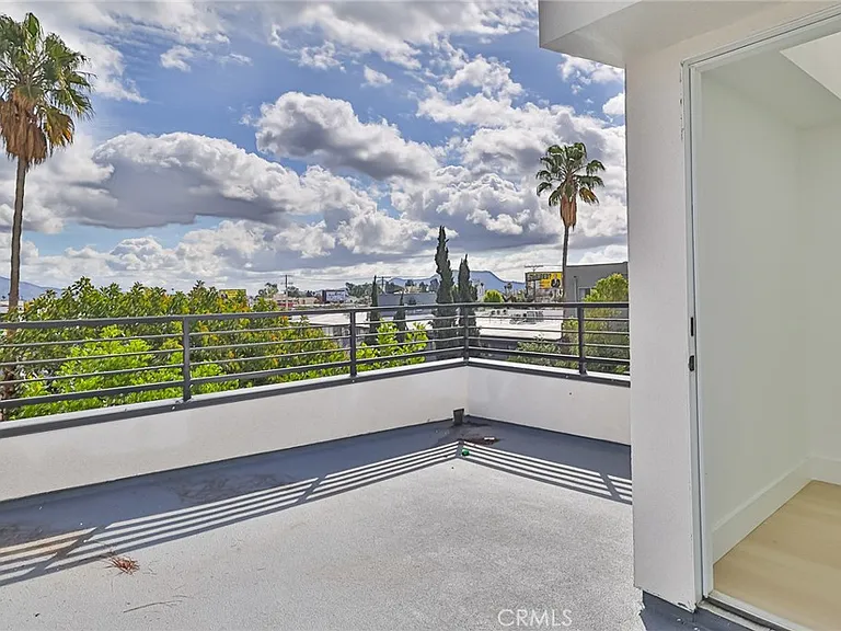 11810 Gilmore St — Photo 35
