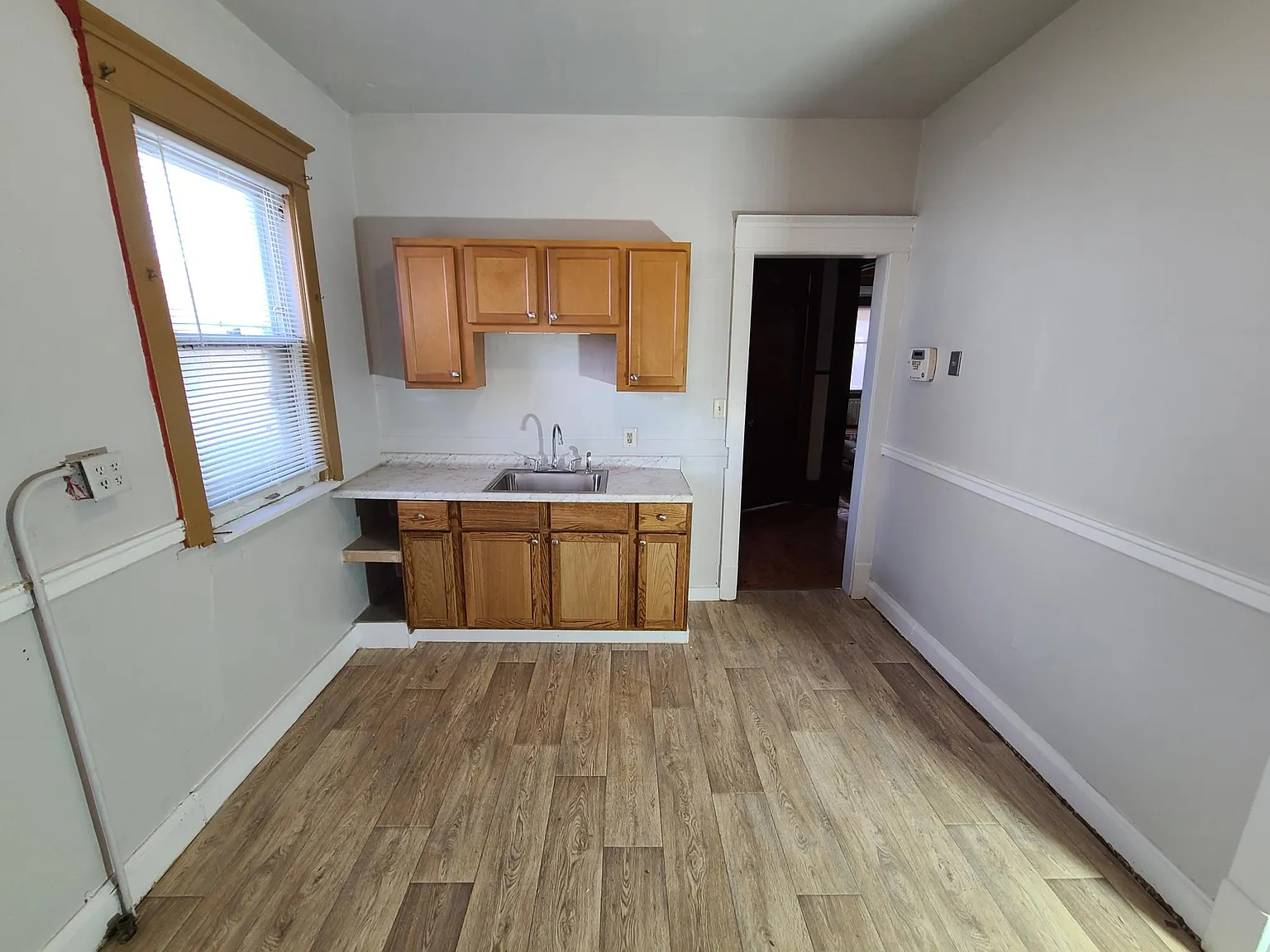 6 bed, 1.5 bath, 2995 sqft, $2,150 — Photo 2