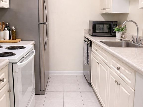 4th image of 1208 Bush River Rd APT R2