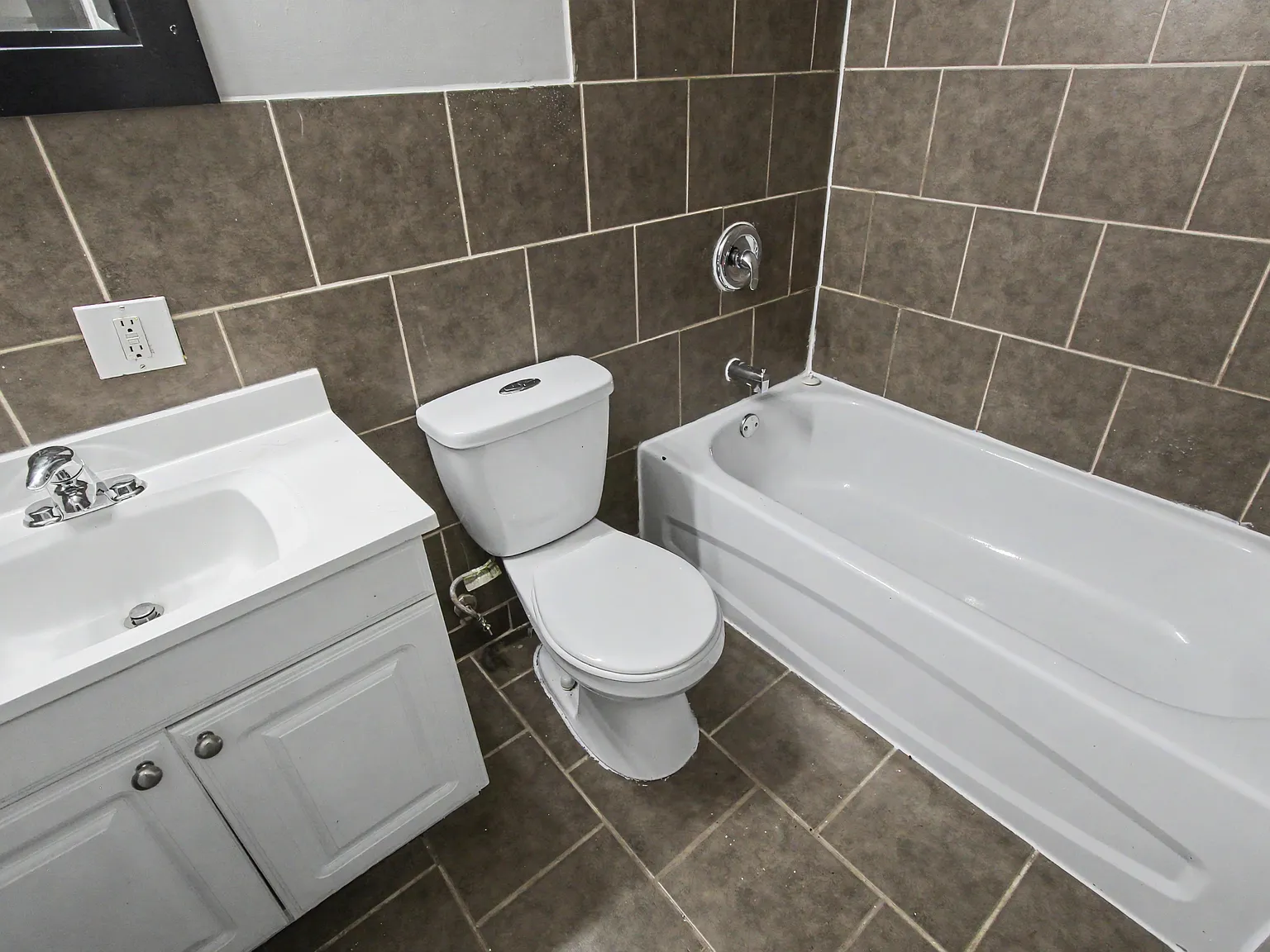 Tiffany Apartments — Photo 3