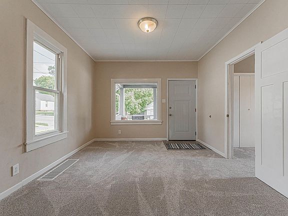 4th image of 627 S Kickapoo St