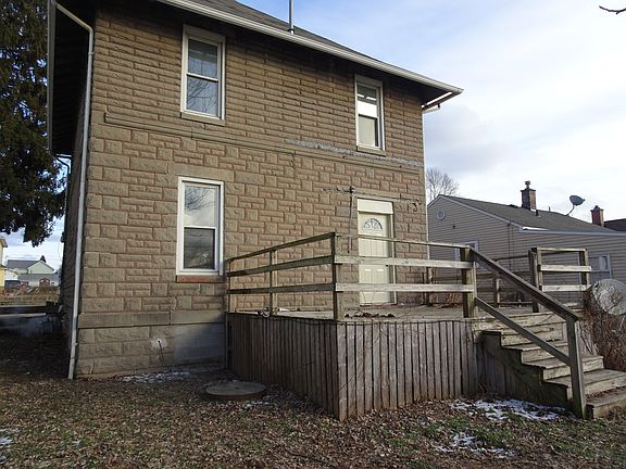 3rd image of 625 Oak St