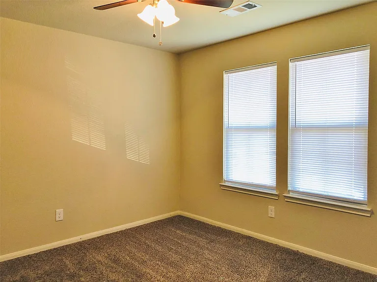 2512 S Houston Ave — Photo 6