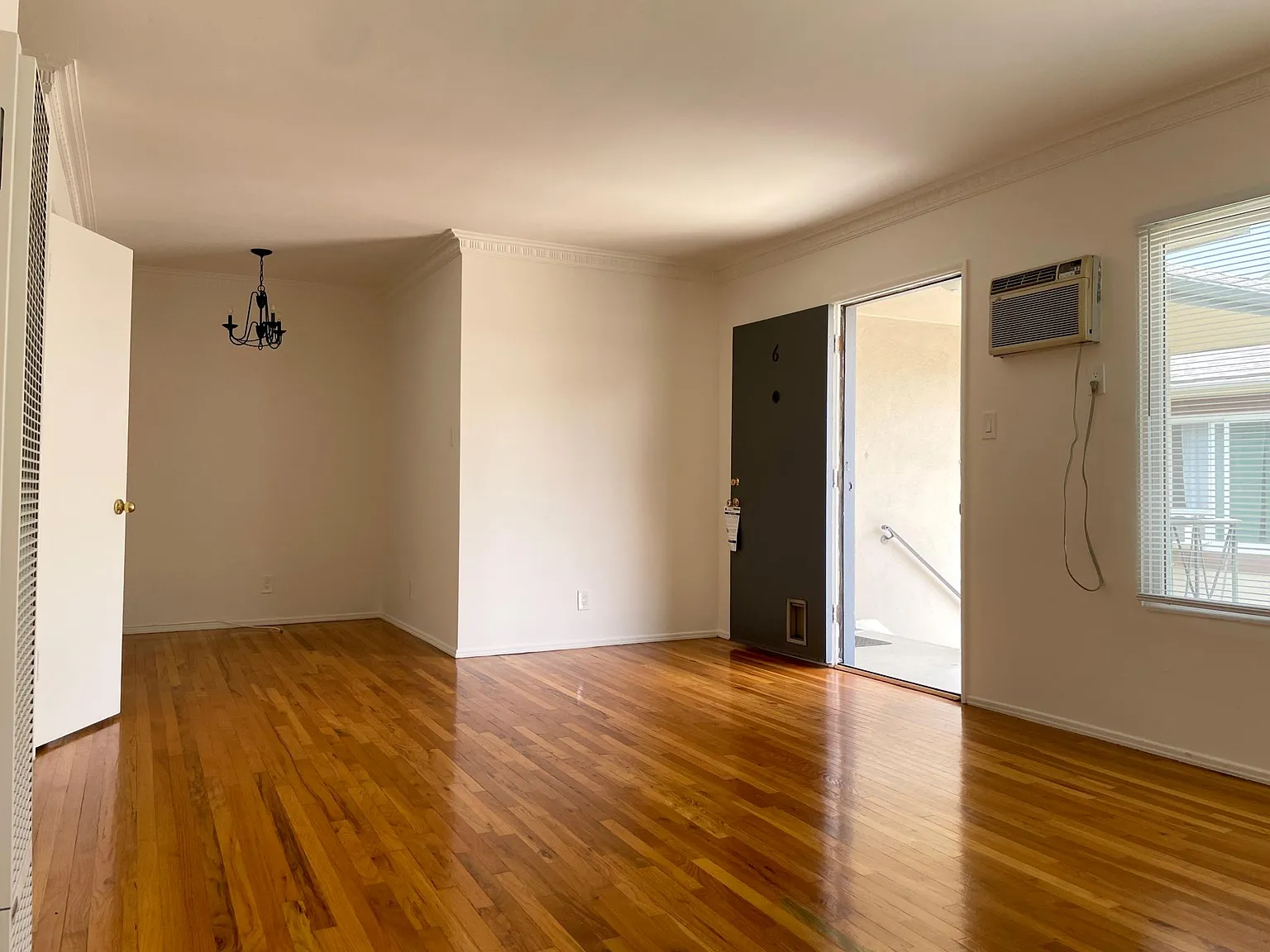 402 N Palm Dr — Photo 1