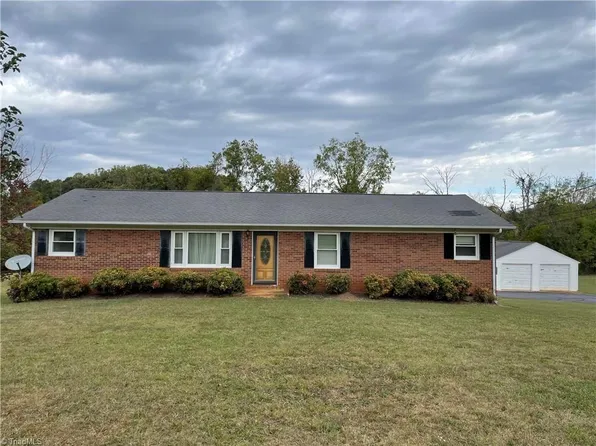 3706 Grey Dr, Sophia, NC 27350