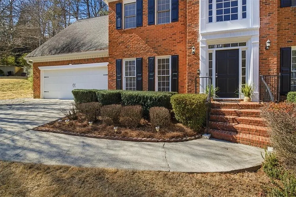 4 bed, 2.5 bath, 3286 sqft, $3,500 — Photo 3