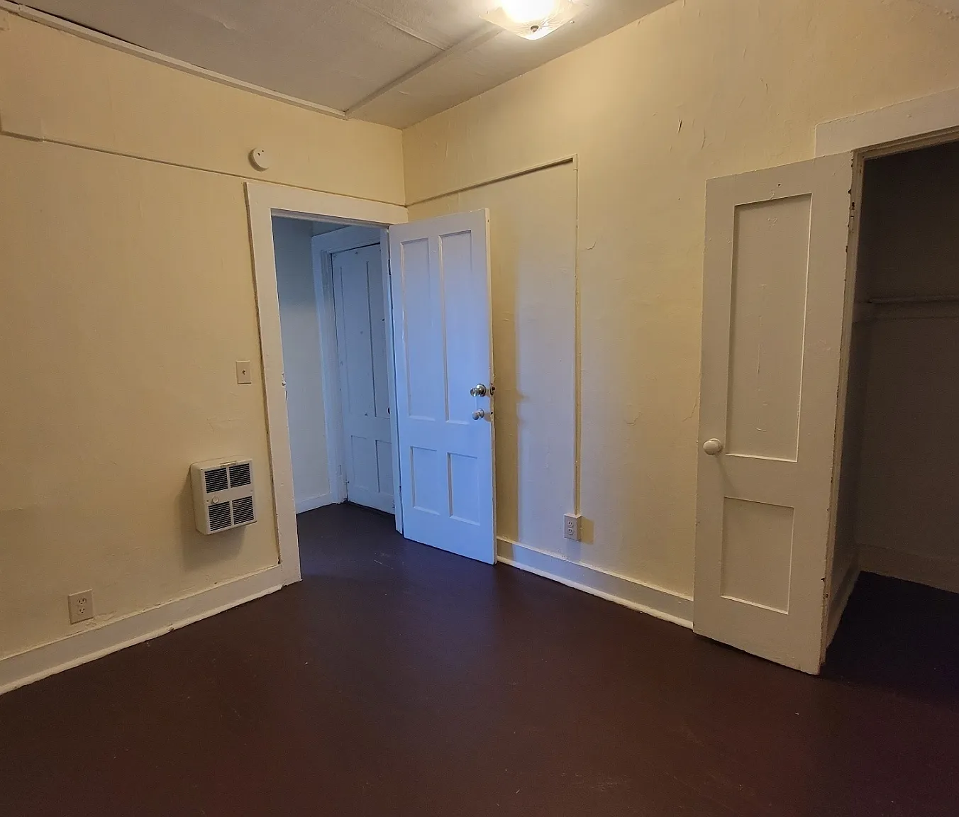 3 bed, 1.0 bath, 3389 sqft, $1,400 — Photo 3