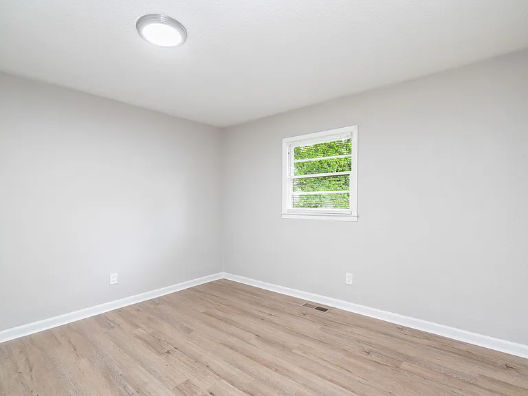 841 Farragut Ave — Photo 15